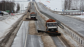 Уборка валов снега с разделительной полосы